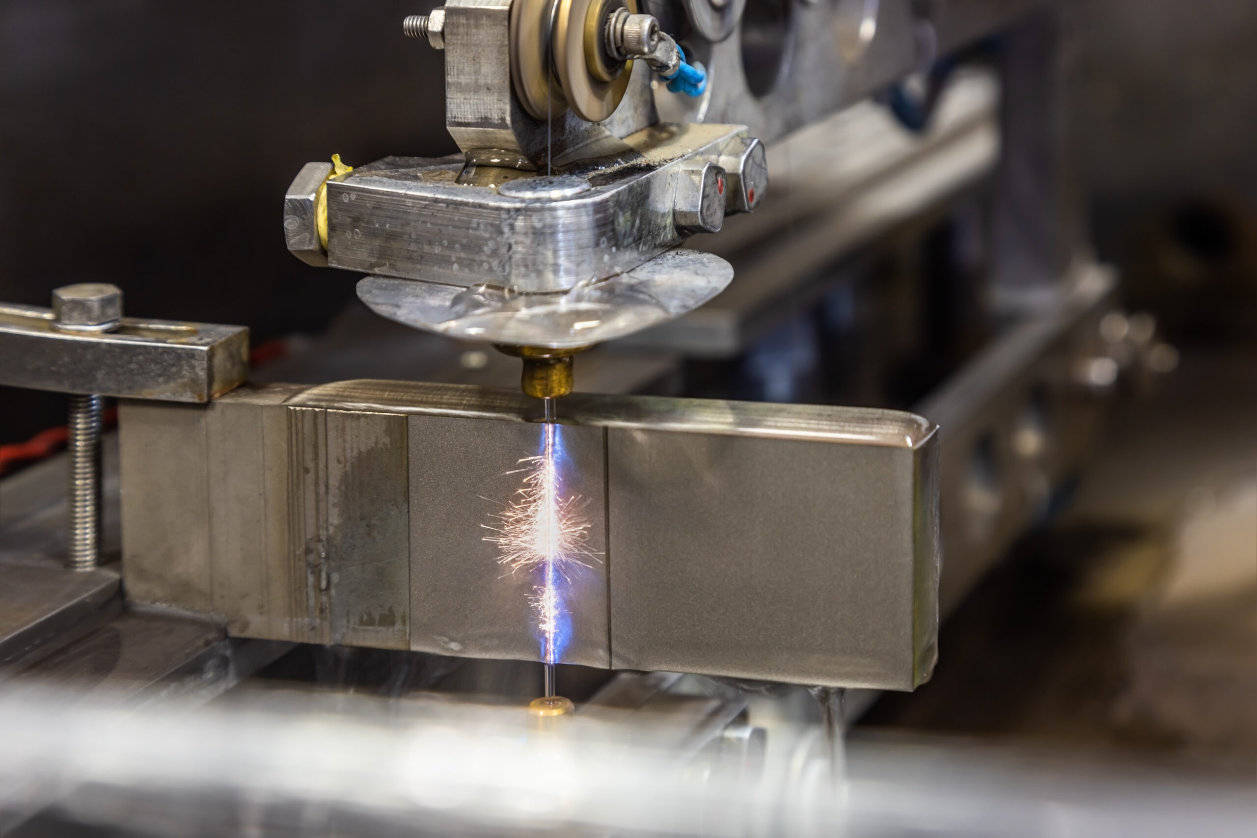 high-speed electroerosive wire-cutting machine EDM machine cutting with electric ray